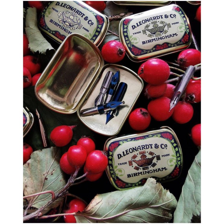 Коробочка для перьев "Manuscript" жестяная / 3,8х5,7см